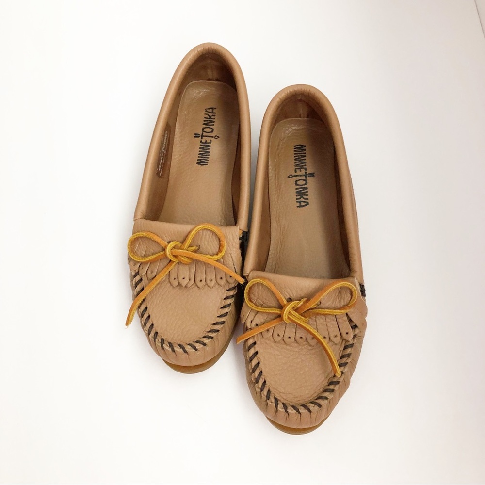 MINNETONKA tan moccasins size 6 1/2, tan